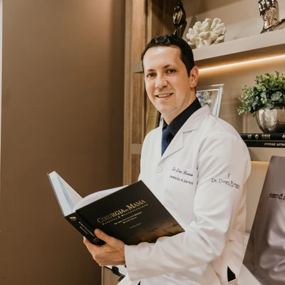 Dr. Diego Rovaris, cirurgião plástico