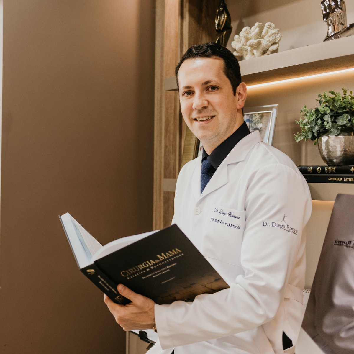 Dr. Diego Rovaris, cirurgião plástico